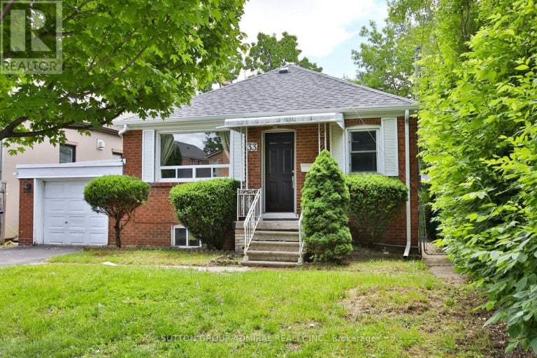 33 REGINA AVENUE, Toronto (Englemount-Lawrence), Ontario, M6A1R4