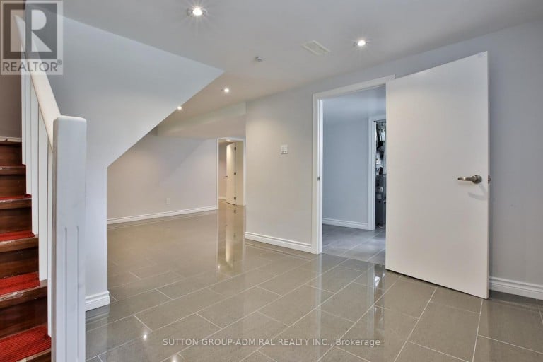 33 REGINA AVENUE, Toronto (Englemount-Lawrence), Ontario, M6A1R4