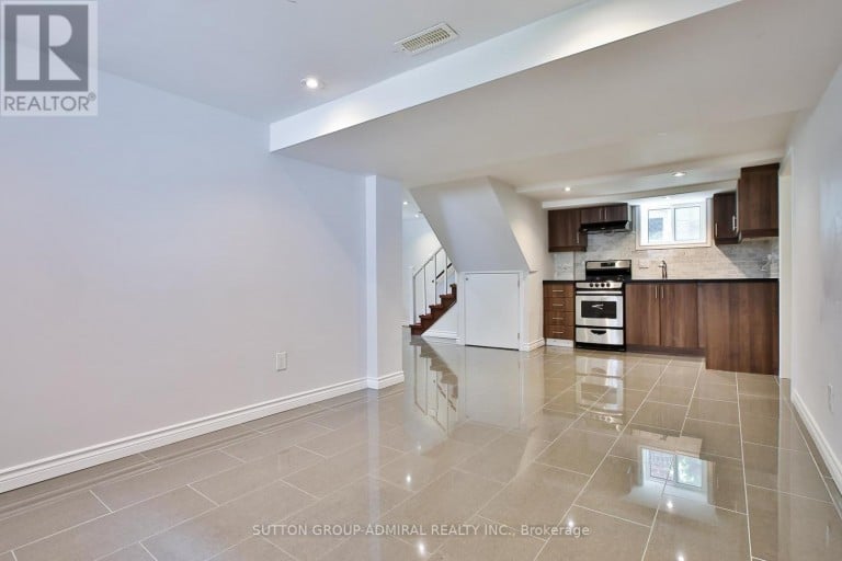 33 REGINA AVENUE, Toronto (Englemount-Lawrence), Ontario, M6A1R4