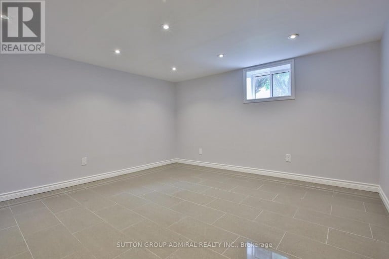 33 REGINA AVENUE, Toronto (Englemount-Lawrence), Ontario, M6A1R4