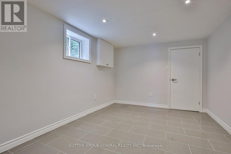 33 REGINA AVENUE, Toronto (Englemount-Lawrence), Ontario, M6A1R4
