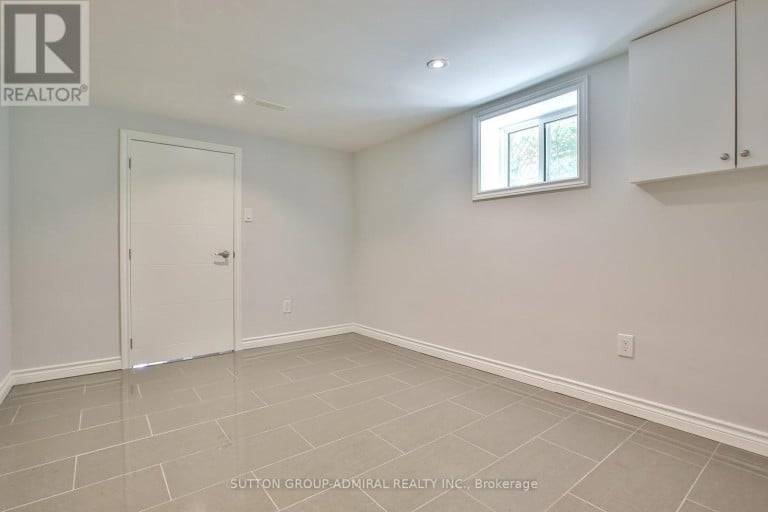 33 REGINA AVENUE, Toronto (Englemount-Lawrence), Ontario, M6A1R4