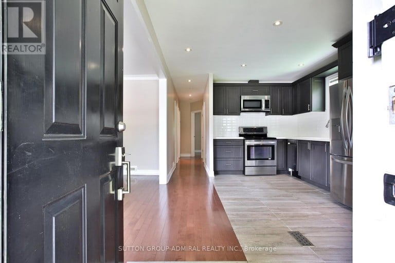 33 REGINA AVENUE, Toronto (Englemount-Lawrence), Ontario, M6A1R4