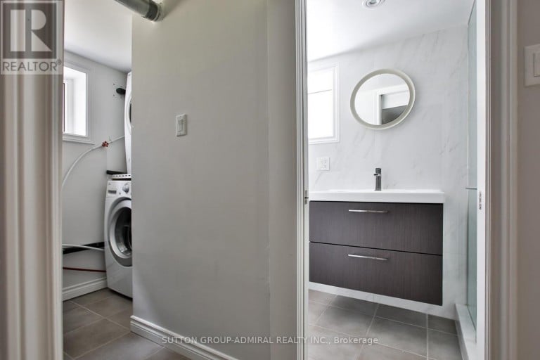 33 REGINA AVENUE, Toronto (Englemount-Lawrence), Ontario, M6A1R4