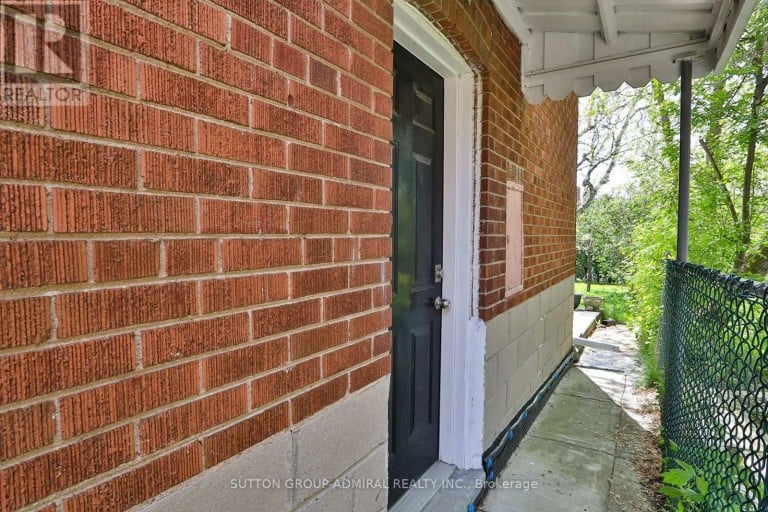 33 REGINA AVENUE, Toronto (Englemount-Lawrence), Ontario, M6A1R4
