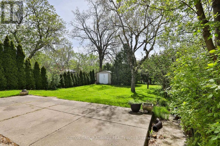 33 REGINA AVENUE, Toronto (Englemount-Lawrence), Ontario, M6A1R4