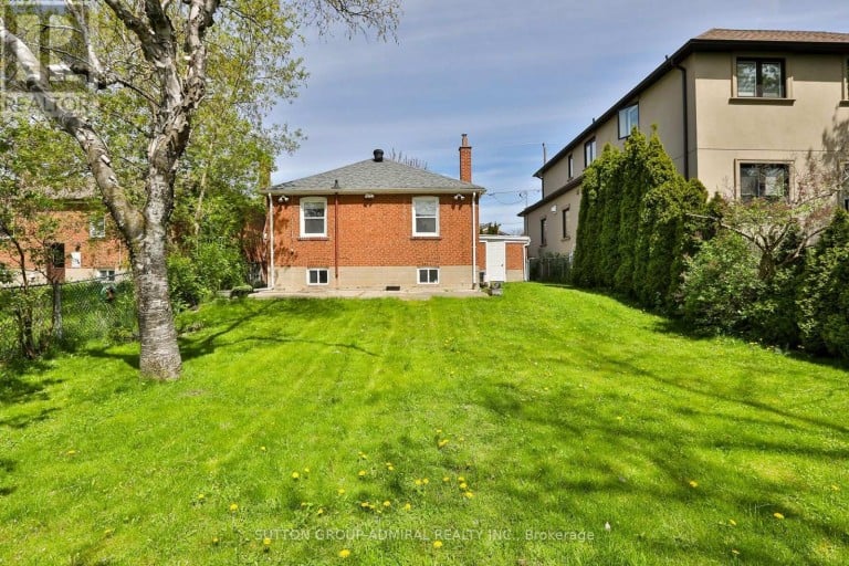 33 REGINA AVENUE, Toronto (Englemount-Lawrence), Ontario, M6A1R4