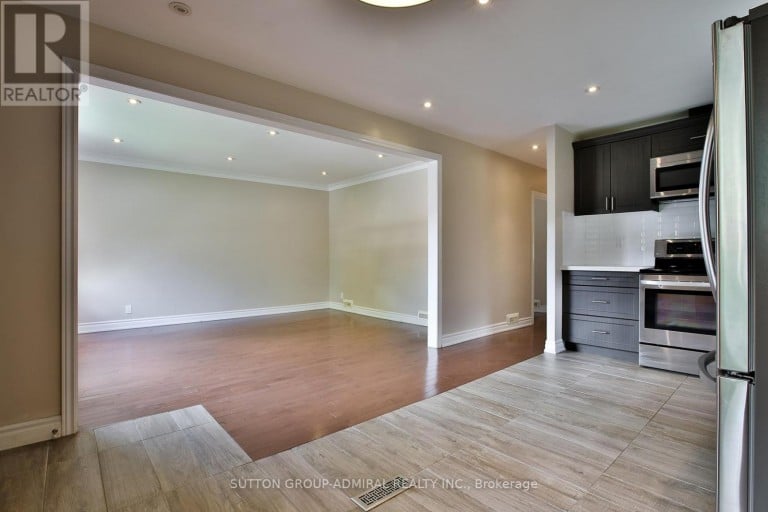 33 REGINA AVENUE, Toronto (Englemount-Lawrence), Ontario, M6A1R4