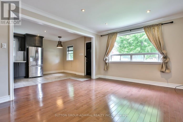 33 REGINA AVENUE, Toronto (Englemount-Lawrence), Ontario, M6A1R4
