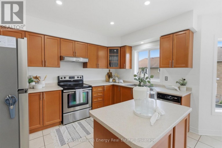 338 DOWSON LOOP, Newmarket (Woodland Hill), Ontario, L3X3G3