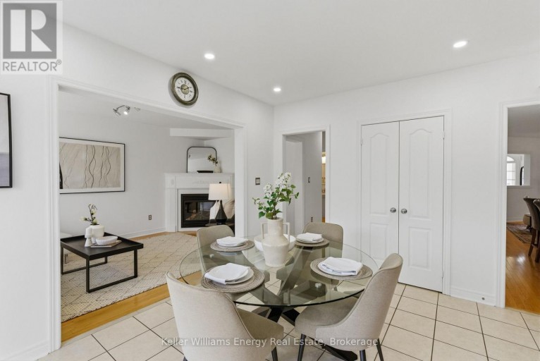 338 DOWSON LOOP, Newmarket (Woodland Hill), Ontario, L3X3G3