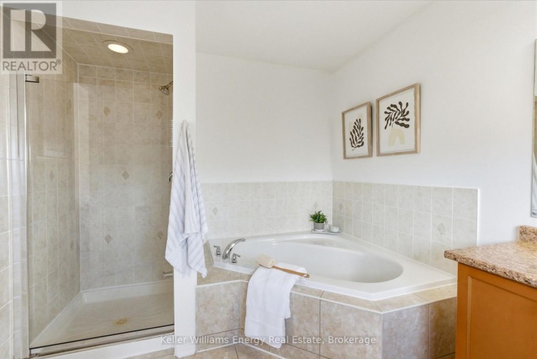 338 DOWSON LOOP, Newmarket (Woodland Hill), Ontario, L3X3G3