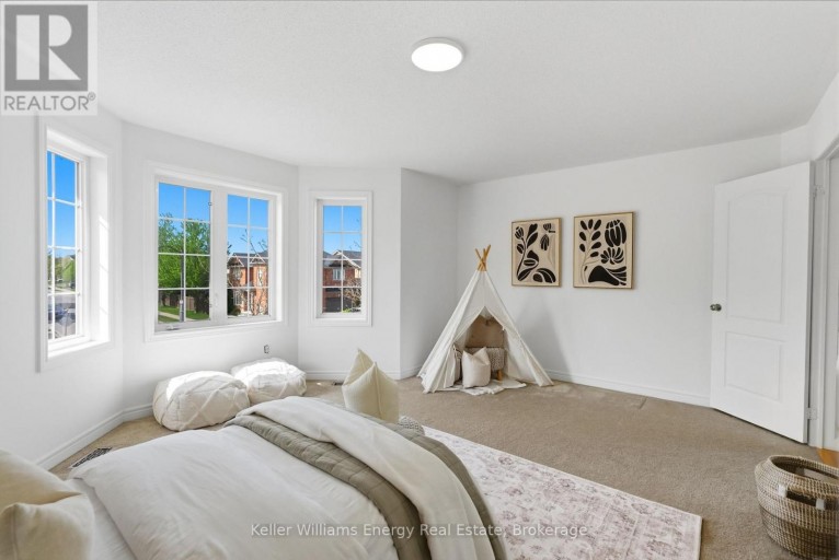 338 DOWSON LOOP, Newmarket (Woodland Hill), Ontario, L3X3G3