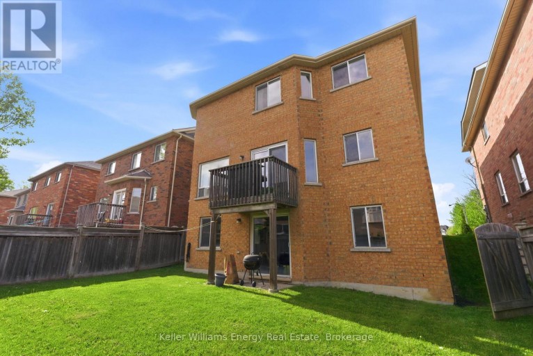 338 DOWSON LOOP, Newmarket (Woodland Hill), Ontario, L3X3G3