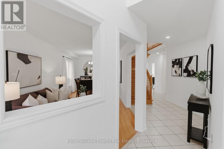 338 DOWSON LOOP, Newmarket (Woodland Hill), Ontario, L3X3G3