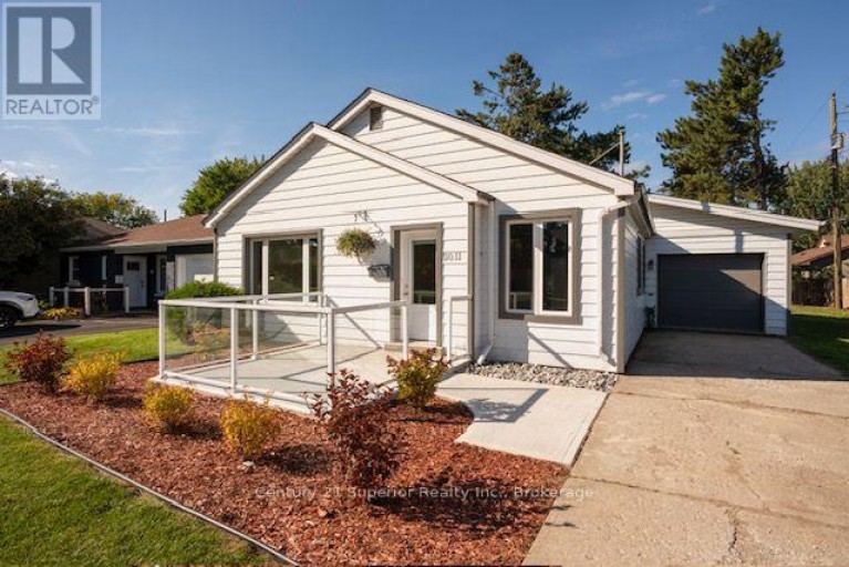 2011 MURRAY AVENUE, Thunder Bay (Hyde Park), Ontario, P7E5B2