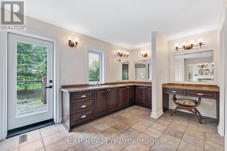 15 JARVIS AVENUE, Aurora (Aurora Estates), Ontario, L4G6W8