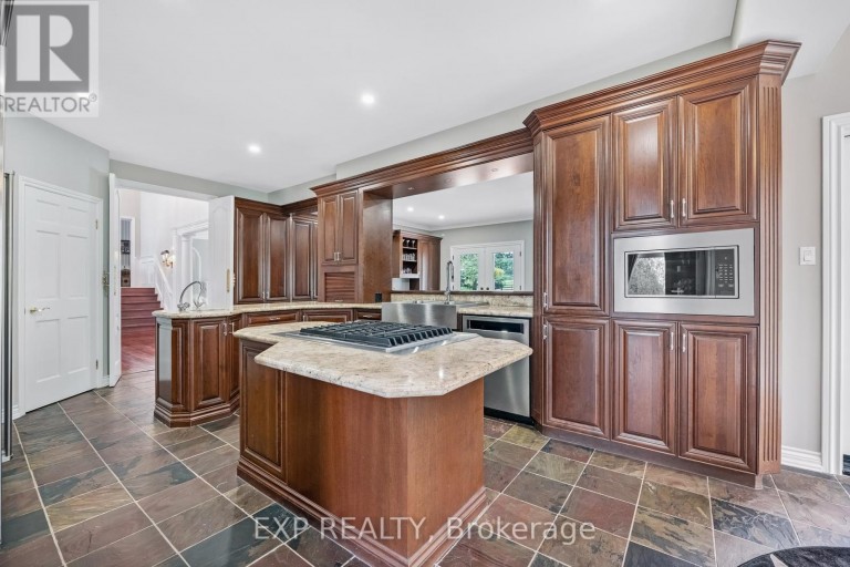 15 JARVIS AVENUE, Aurora (Aurora Estates), Ontario, L4G6W8