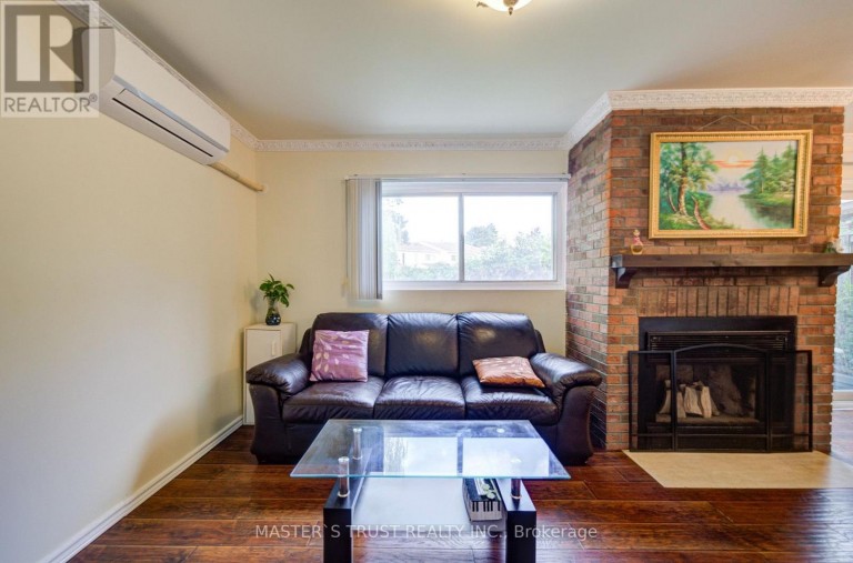61 WIGGENS COURT, Toronto (Malvern), Ontario, M1B1K3