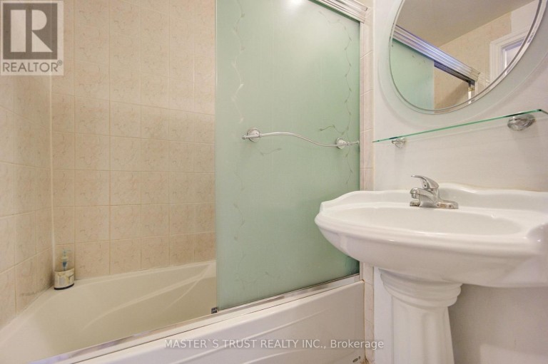 61 WIGGENS COURT, Toronto (Malvern), Ontario, M1B1K3