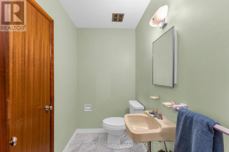 421 WINDWARD PLACE, Kingston (City SouthWest), Ontario, K7M4E5