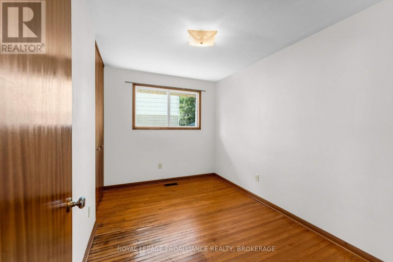 421 WINDWARD PLACE, Kingston (City SouthWest), Ontario, K7M4E5