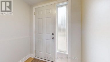 380 VANCOUVER CRESCENT Oshawa (Vanier) Ontario photo 3