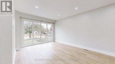 380 VANCOUVER CRESCENT Oshawa (Vanier) Ontario photo 4