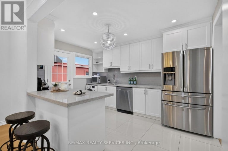 8 LENECK AVENUE, Brampton (Northwood Park), Ontario, L6X2A7