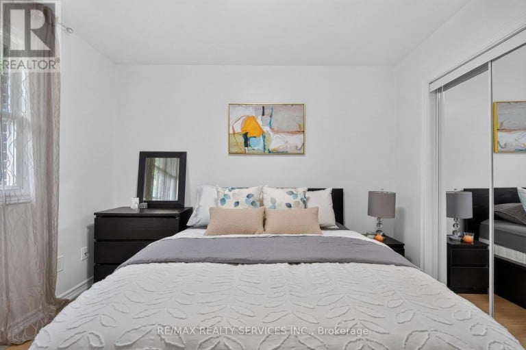 8 LENECK AVENUE, Brampton (Northwood Park), Ontario, L6X2A7