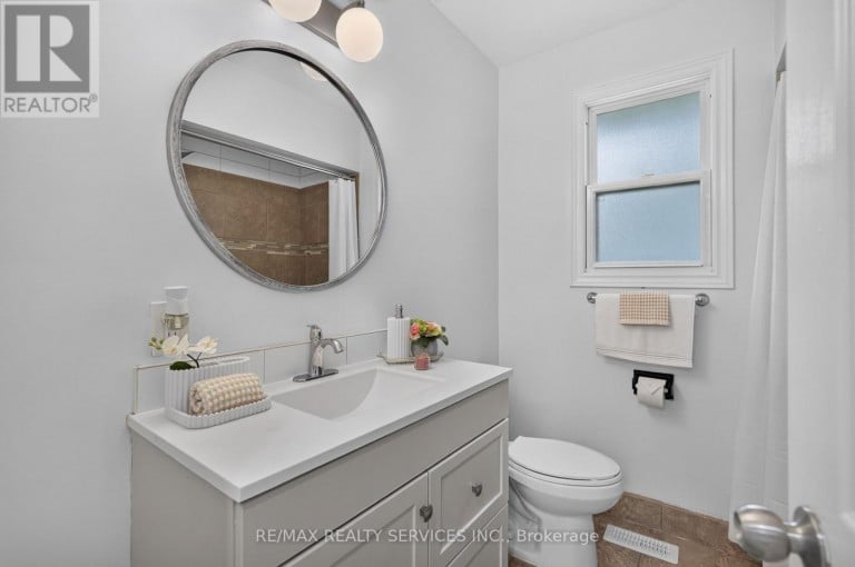 8 LENECK AVENUE, Brampton (Northwood Park), Ontario, L6X2A7