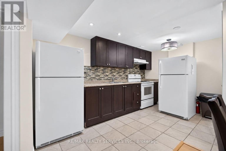 8 LENECK AVENUE, Brampton (Northwood Park), Ontario, L6X2A7