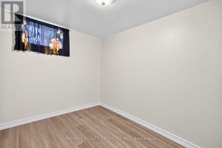 8 LENECK AVENUE, Brampton (Northwood Park), Ontario, L6X2A7