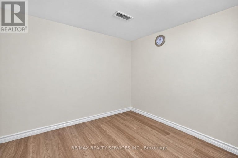 8 LENECK AVENUE, Brampton (Northwood Park), Ontario, L6X2A7
