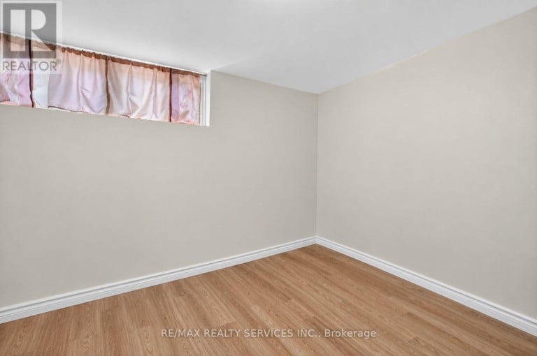 8 LENECK AVENUE, Brampton (Northwood Park), Ontario, L6X2A7