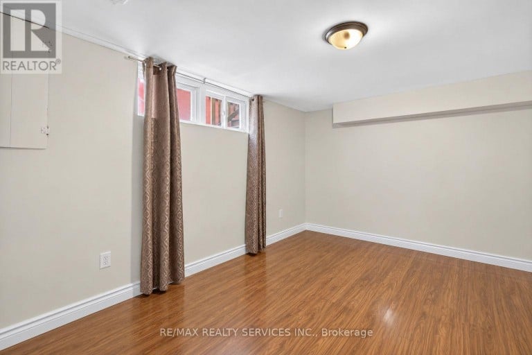 8 LENECK AVENUE, Brampton (Northwood Park), Ontario, L6X2A7