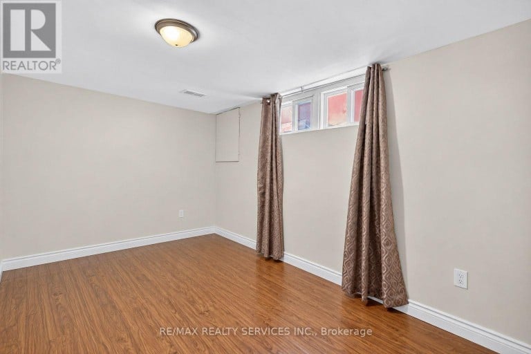 8 LENECK AVENUE, Brampton (Northwood Park), Ontario, L6X2A7