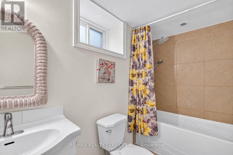 8 LENECK AVENUE, Brampton (Northwood Park), Ontario, L6X2A7