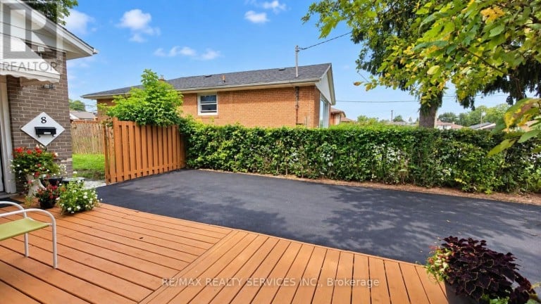 8 LENECK AVENUE, Brampton (Northwood Park), Ontario, L6X2A7