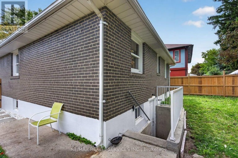 8 LENECK AVENUE, Brampton (Northwood Park), Ontario, L6X2A7