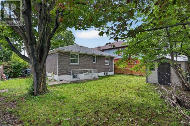 8 LENECK AVENUE, Brampton (Northwood Park), Ontario, L6X2A7