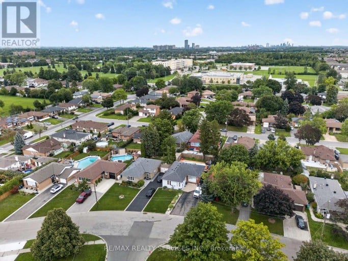 8 LENECK AVENUE, Brampton (Northwood Park), Ontario, L6X2A7