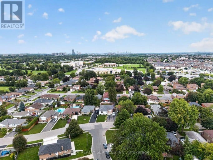 8 LENECK AVENUE, Brampton (Northwood Park), Ontario, L6X2A7