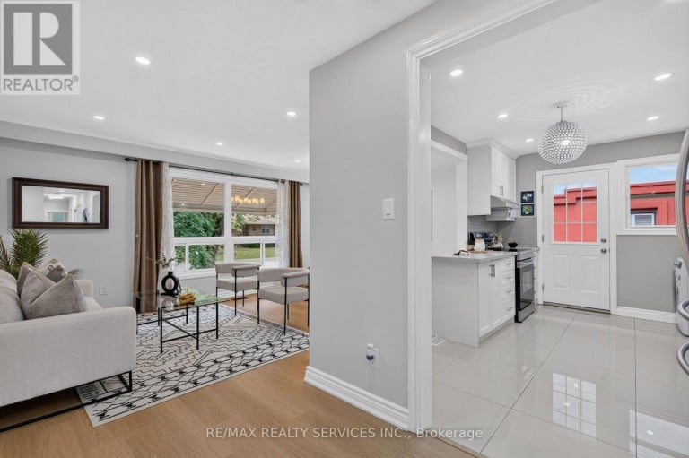 8 LENECK AVENUE, Brampton (Northwood Park), Ontario, L6X2A7