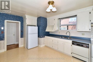476 KING GEORGE STREET Peterborough (Otonabee Ward 1) Ontario photo 3
