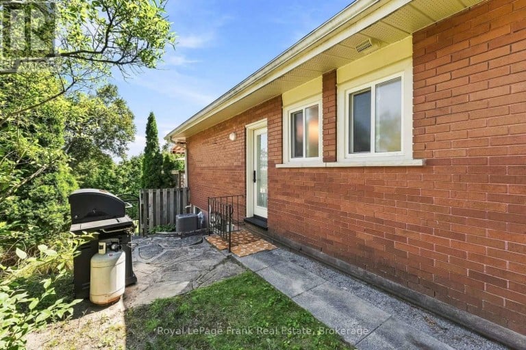 2 CRESTWOOD AVENUE, Peterborough (Monaghan Ward 2), Ontario, K9J1M8