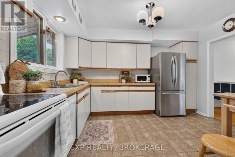 11 PEMBER PLACE, Kingston (Central City West), Ontario, K7M2P8