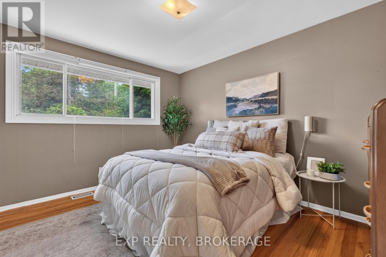 11 PEMBER PLACE, Kingston (Central City West), Ontario, K7M2P8