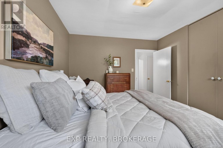 11 PEMBER PLACE, Kingston (Central City West), Ontario, K7M2P8