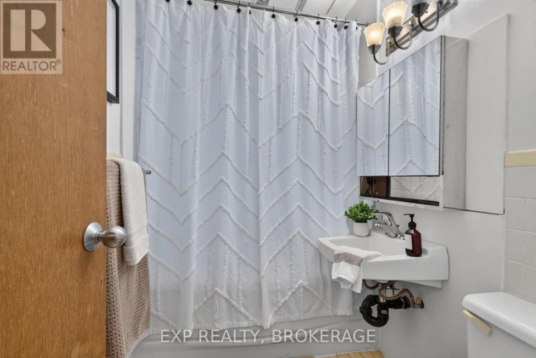 11 PEMBER PLACE, Kingston (Central City West), Ontario, K7M2P8